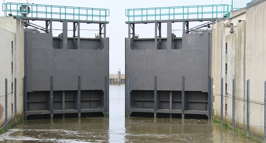 Schiffsbesatzung entdeckt Toten in der Schleuse