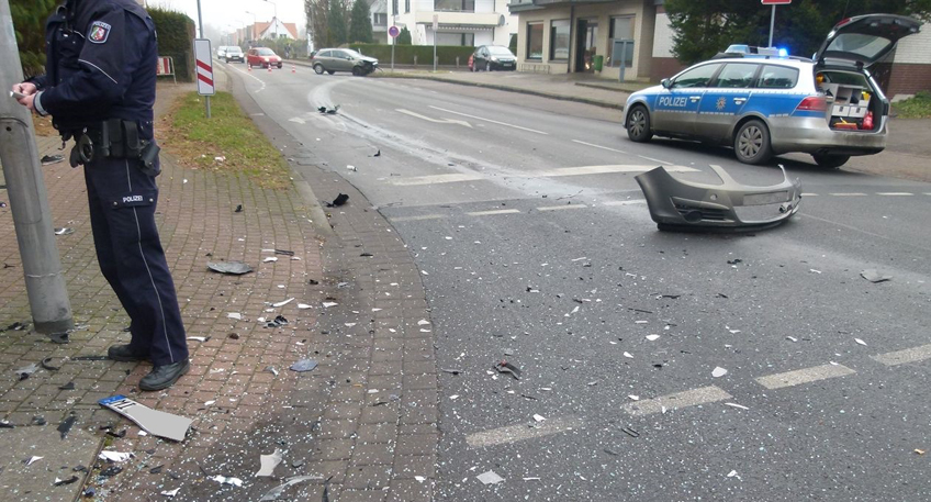 Unfall auf der Kreuzung Hahler Stra&szlig;e und Petersh&auml;ger Weg