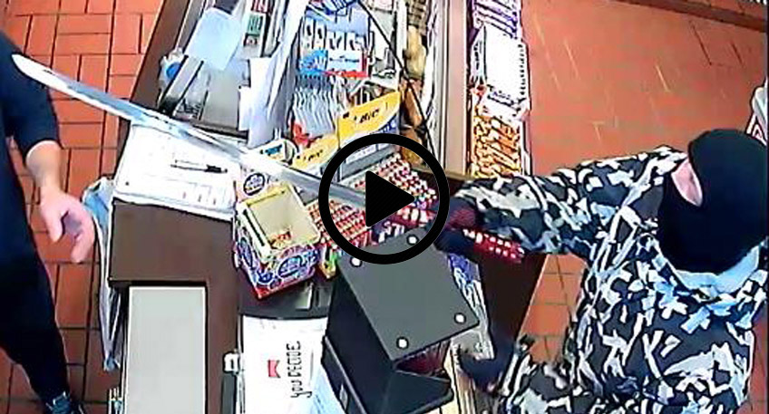 Dabei nutzte er als Waffe ein Ninja-Schwert. Das Video zeigt, dass er damit ziemlich unbeholfen umgeht. 