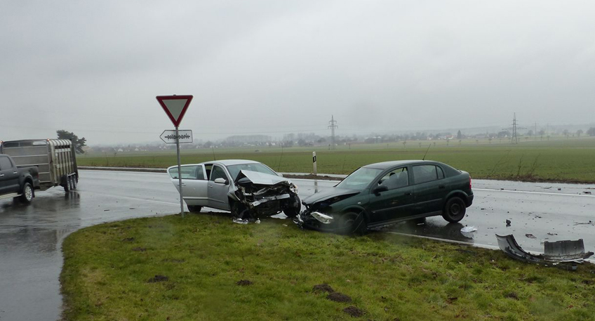 Frontalzusammensto&szlig; auf nasser Fahrbahn in D&uuml;tzen