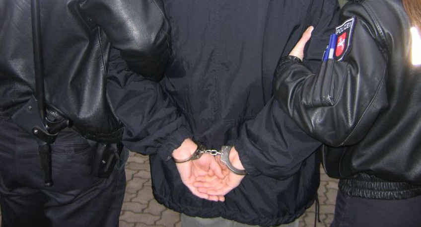 Nach Raub&uuml;berfall - Polizei nimmt zwei Tatverd&auml;chtige fest