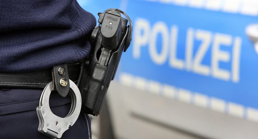 Mann besucht Polizeigebäude mit Samuraischwert