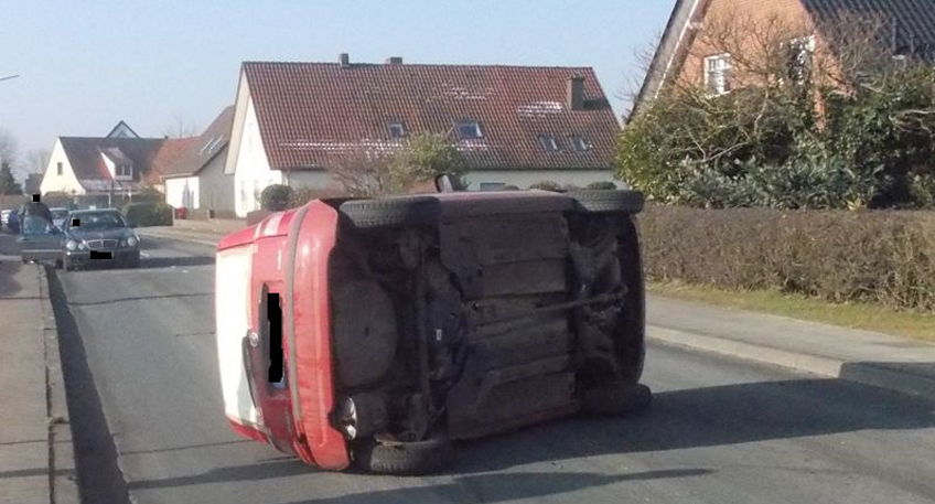 Auto landet nach Unfall auf der Seite