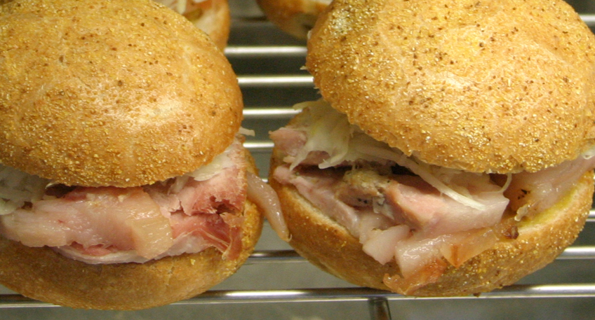 Azubis versorgen GWD-Fans mit frischen Burgern