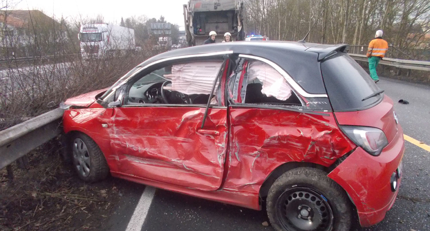 Auto kollidiert mit M&uuml;llwagen