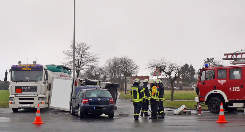 Lkw kippt nach Kollision in Blasheim auf die Seite