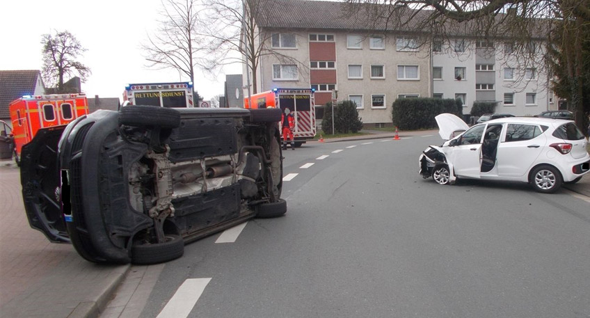 20170324 hallo minden bad oeynhausen unfall auto landet auf seite