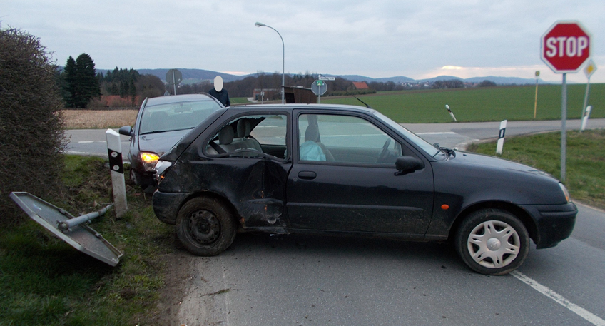 Vorfahrt missachtet - Autofahrer bei Unfall verletzt