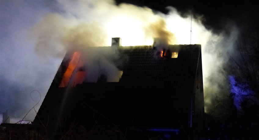 Wohnhaus brennt nieder - Straßensperrungen für Löscharbeiten