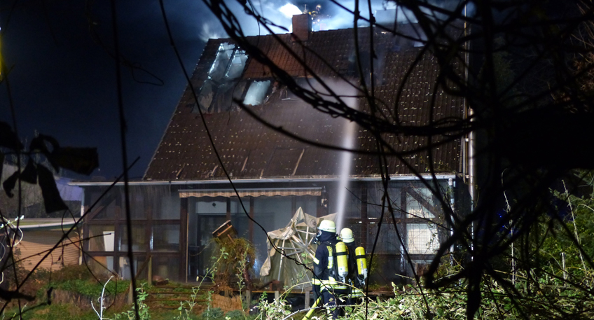 Wohnhaus brennt nieder - Straßensperrungen für Löscharbeiten