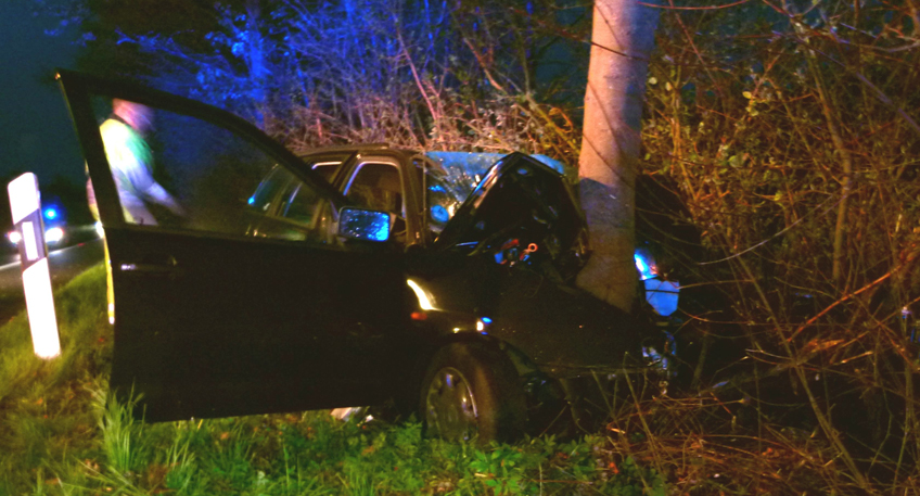 Frontal gegen Baum geprallt: 21-Jähriger schwer verletzt Frontal gegen Baum geprallt: 21-Jähriger schwer verletzt