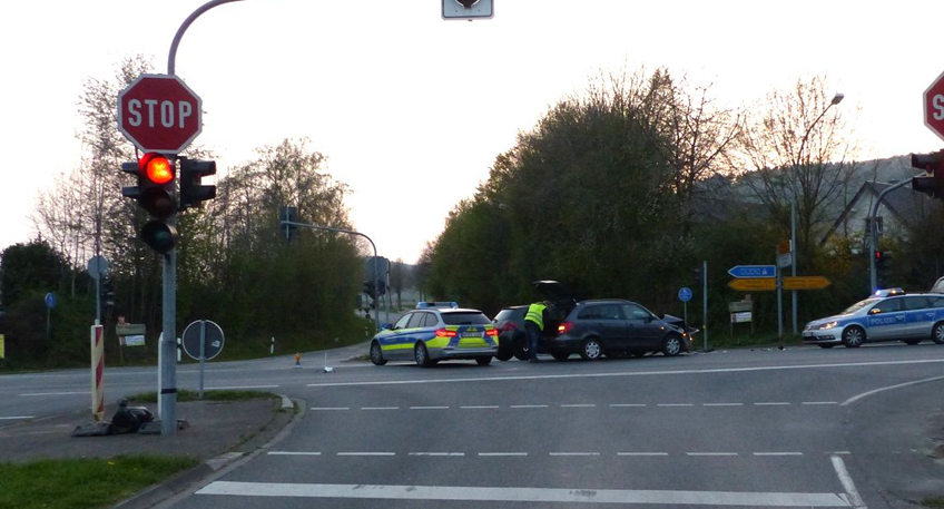 Drei Verletzte nach Unfall auf der B 239 Drei Verletzte nach Unfall auf der B 239