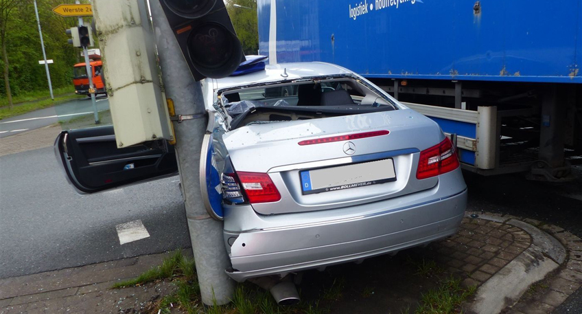 LKW klemmt Auto ein - 68-j&auml;hrige Autofahrerin verletzt