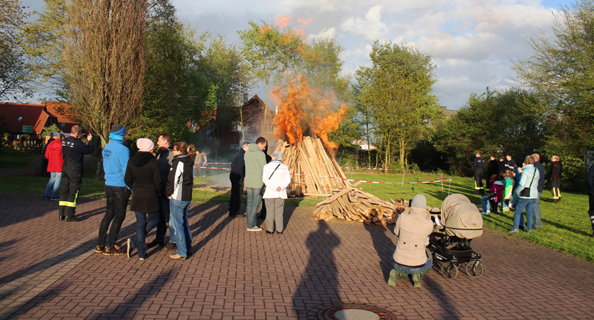 Osterfeuer prägen das Wochenende bei den Feuerwehren Osterfeuer prägen das Wochenende bei den Feuerwehren