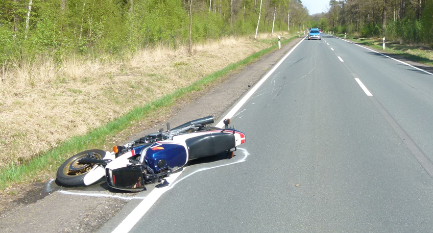 Motorradfahrer kollidiert mit einem Reh