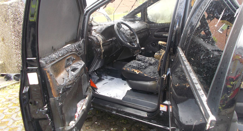Auto fängt Feuer und brennt komplett aus Auto fängt Feuer und brennt komplett aus