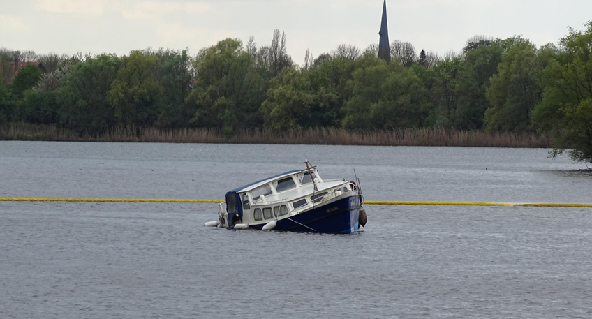 Sportboot sinkt im Naturschutzgebiet