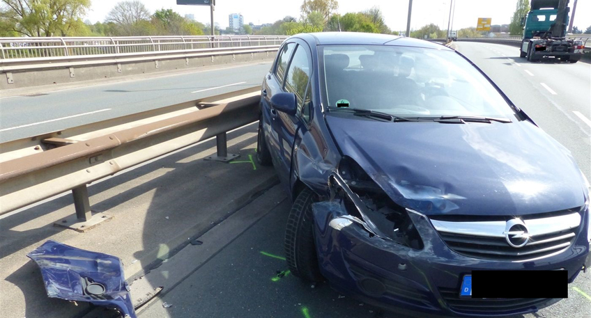 Lkw rammt Auto auf Nordbrücke