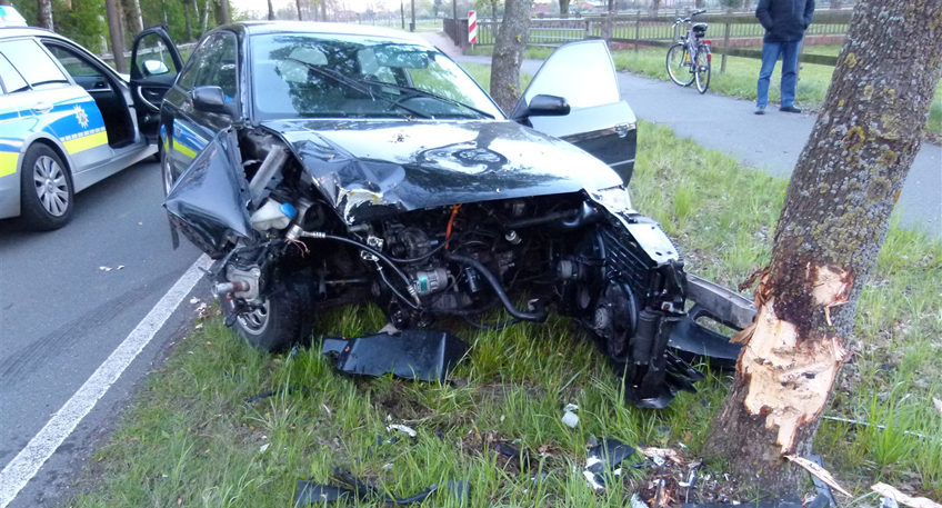 Audi prallt frontal gegen Baum