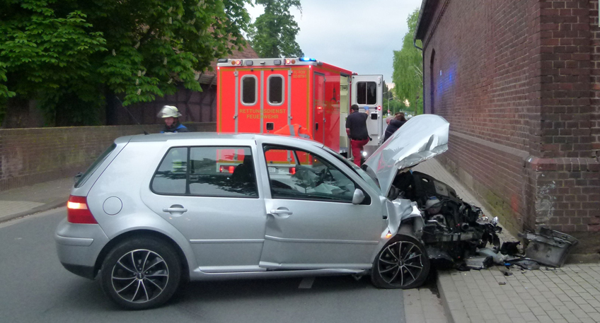 Totalschaden: Auto kracht gegen Hauswand
