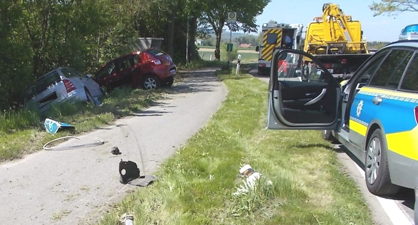 Mercedesfahrerin kracht in abbiegendes Auto