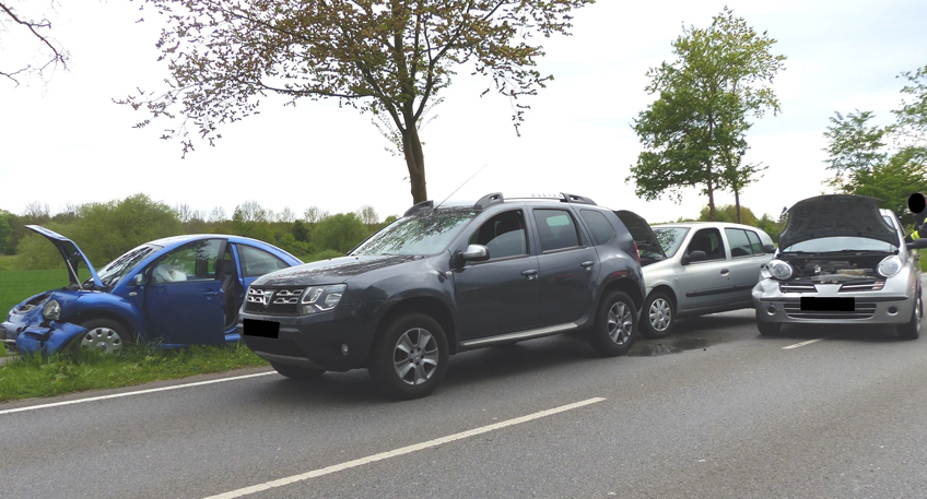 Vier Autos in Auffahrunfall verwickelt