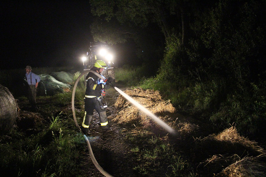 20170603-hallo-minden-petzen-brennende-strohballen