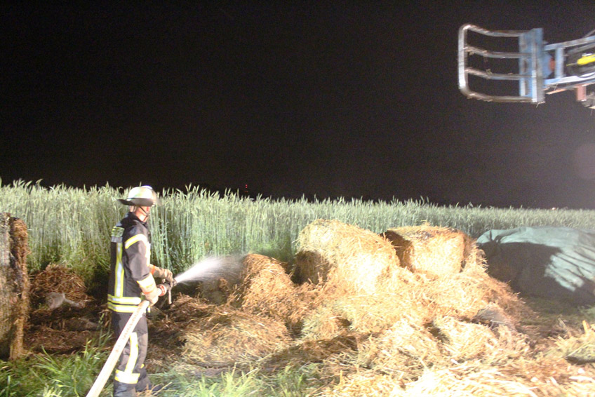 20170603-hallo-minden-petzen-brennende-strohballen