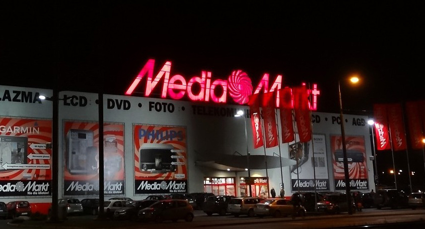 Einbruch in Media-Markt - Loch ins Dach geschnitten Einbruch in Media-Markt - Loch ins Dach geschnitten