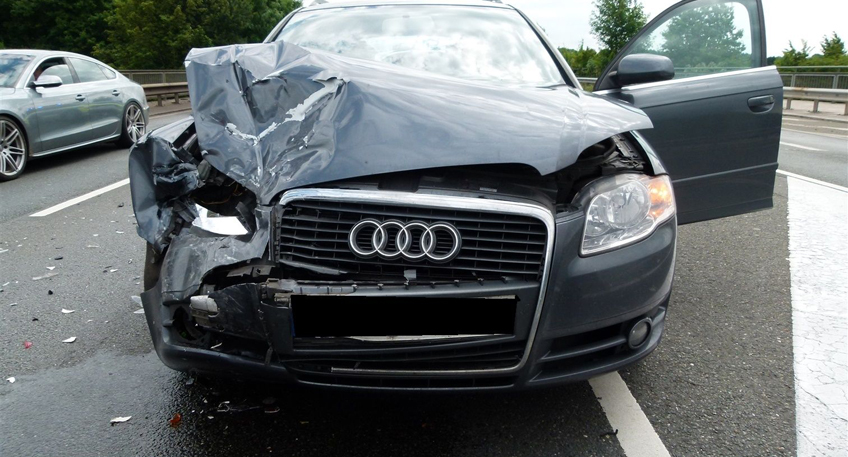 Auffahrunfall: Drei Verletzte - Drei kaputte Audis
