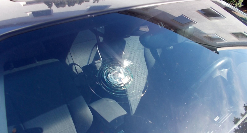 Unbekannte werfen Steine auf fahrende Autos Unbekannte werfen Steine auf fahrende Autos