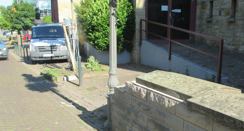 Fahrerloses Auto knallt r&uuml;ckw&auml;rts gegen Hubschraubermuseum