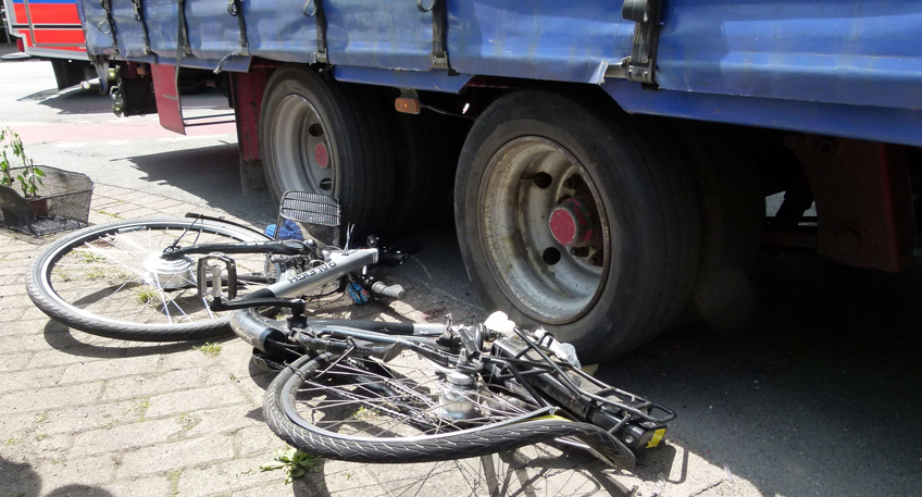 Radfahrerin von Sattelzug auf K&ouml;nigstra&szlig;e erfasst