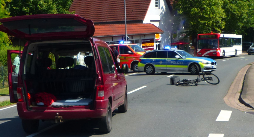 Radfahrerin schleudert gegen Windschutzscheibe