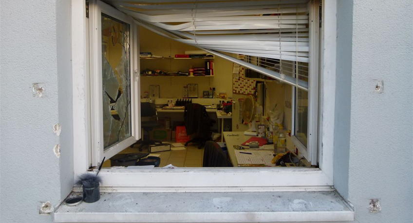 Einbrecher sind am Donnerstag in den fr&uuml;hen Morgenstunden mit brachialer Gewalt in den Rewe-Markt an der Ecke B 61/Me&szlig;linger Stra&szlig;e in Petershagen eingedrungen. Abgesehen hatten es die Kriminellen auf einen Tresor. Den verstauten sie in ihren Fluchtwagen und verschwanden unerkannt.