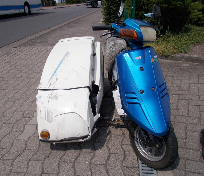 81-j&auml;hriger Rollerfahrer prallt gegen Auto