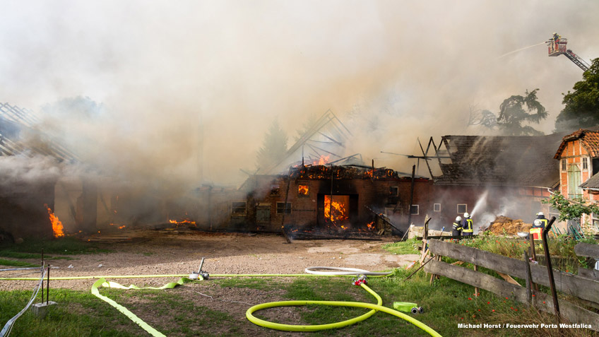 20170627-hallo-minden-eisbergen-vollbrand-a2-landwirtschaftliches-anwesen-001