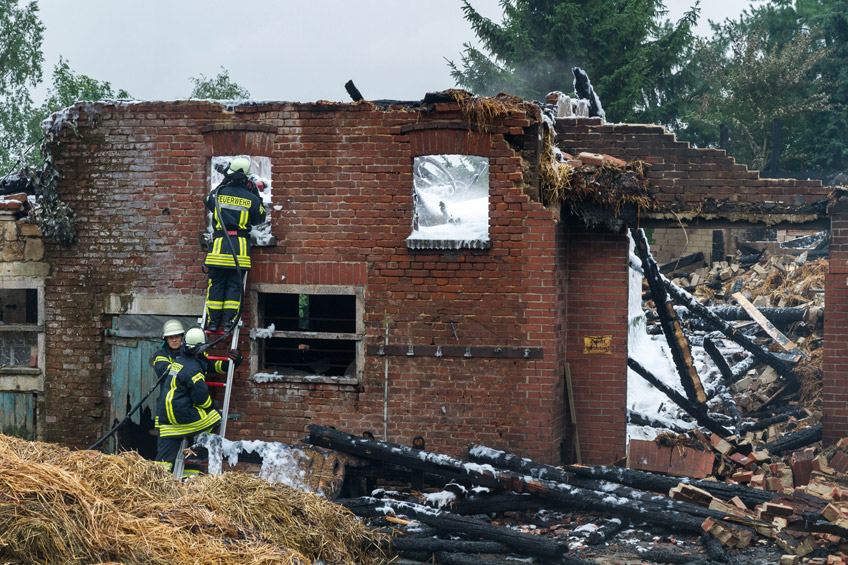 Die Freiwillige Feuerwehr Porta Westfalica ist auch am Mittwoch, 28.06.2017, mit Nachlöscharbeiten im Ortsteil Eisbergen beschäftigt. Gestern war es dort zu einem Großbrand in einem landwirtschaftlichen Anwesen gekommen.