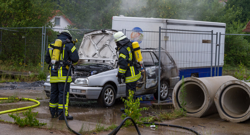 PKW steht in Flammen: Feuerwehr geht von Brandstiftung aus