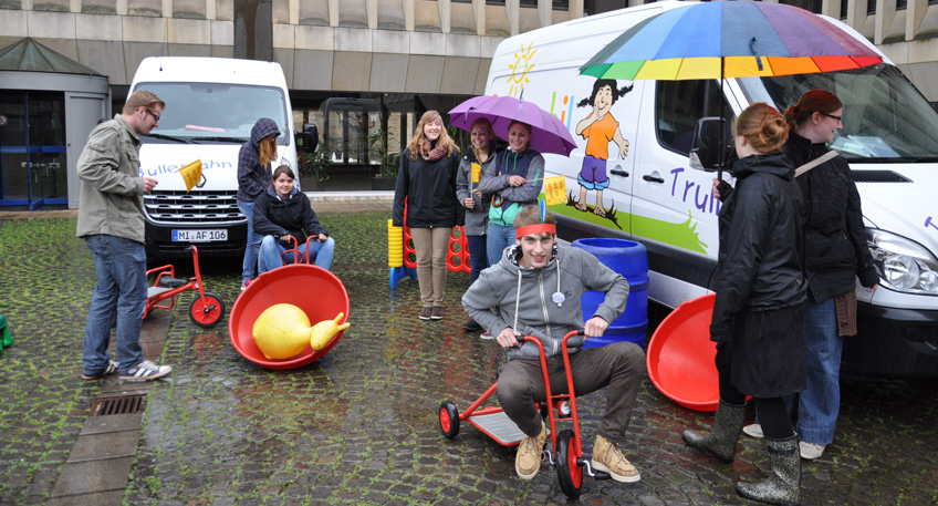 Instrumentenbau auf Mindener Spielpl&auml;tzen mit dem Spielmobil