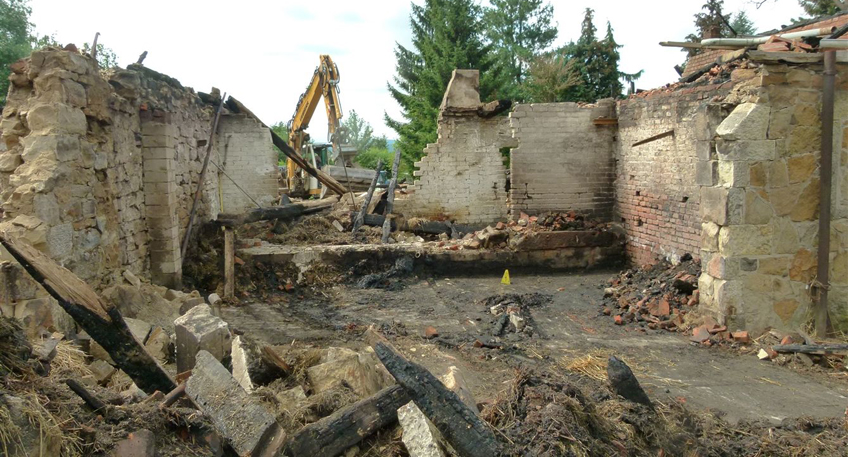Nach Brand in Eisbergen: Ermittler setzen Sp&uuml;rhund ein