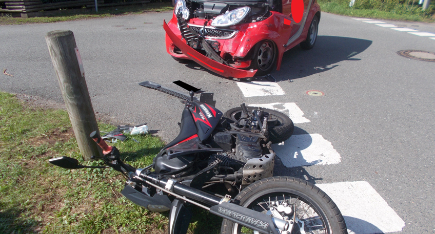 Zwei Schwerverletzte bei Unfall zwischen Motorrad und Auto