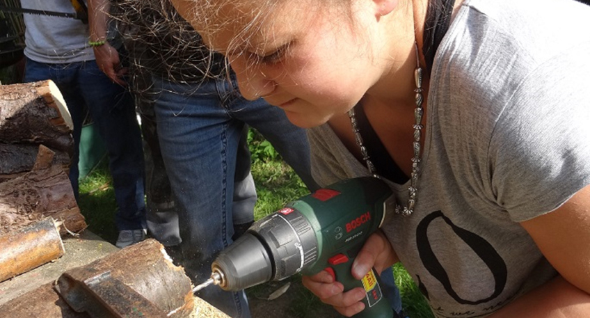 M&auml;dchen an den Schraubstock