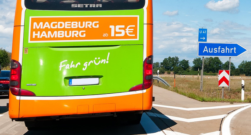 Mutter bleibt an Fernbus-Haltestelle zurück - Kinder alleine unterwegs