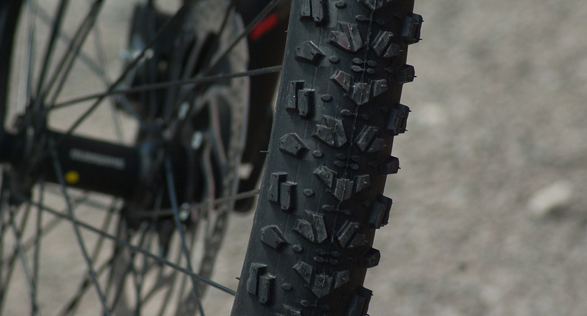 Jugendlicher f&auml;hrt 'Stunts' auf Fahrrad und kollidiert mit Auto