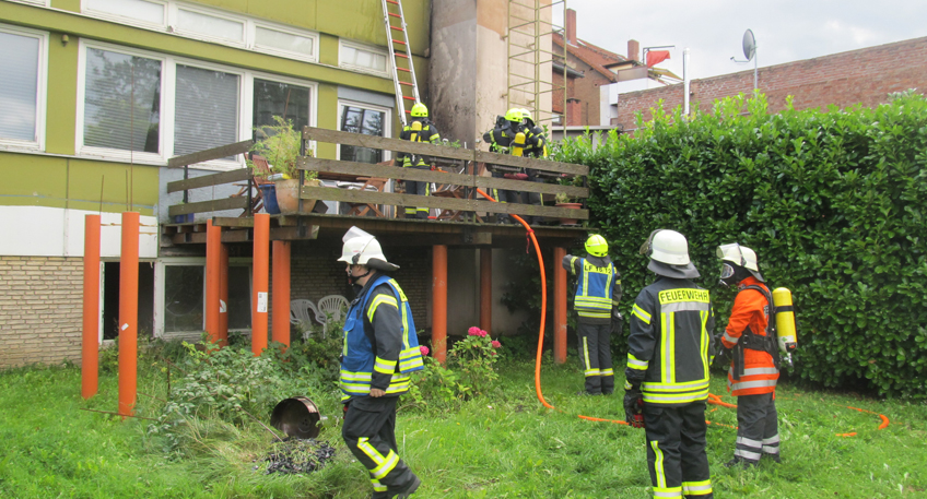 Feuer auf Balkon bedrohte Wohnhaus