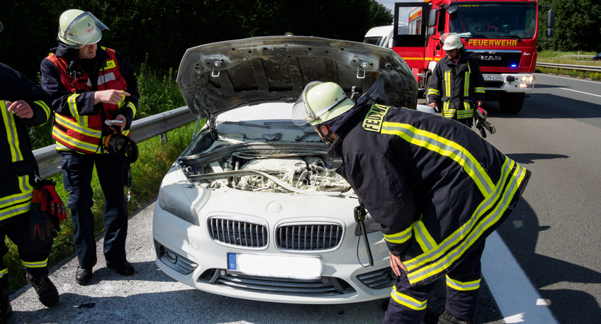 BMW brennt auf A2 ab - 6 Kilometer Stau BMW brennt auf A2 ab - 6 Kilometer Stau