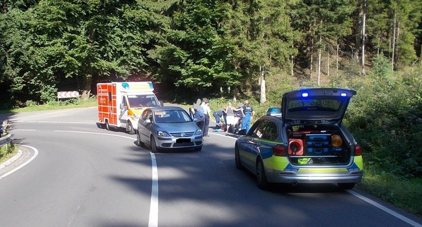 Auto gerät auf Gegenspur