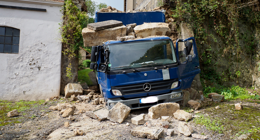 LKW-Fahrer verschätzt sich mit Höhe seines Fahrzeugs