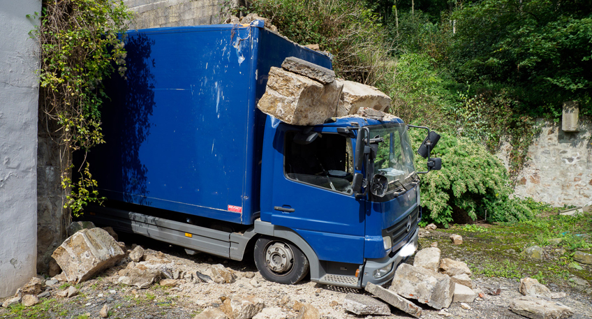 LKW-Fahrer verschätzt sich mit Höhe seines Fahrzeugs